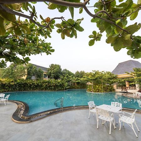 Fairway Golf & Lake Resort Naya Raipur Esterno foto