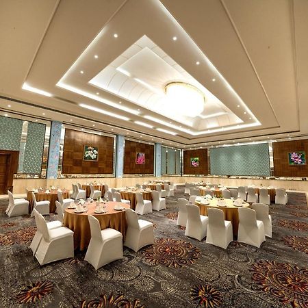 Fairway Golf & Lake Resort Naya Raipur Esterno foto