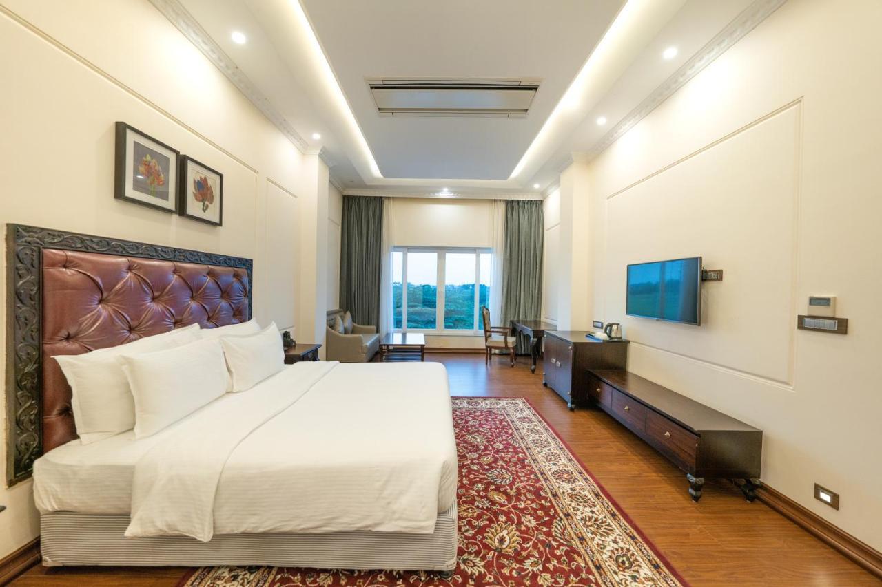 Fairway Golf & Lake Resort Naya Raipur Esterno foto