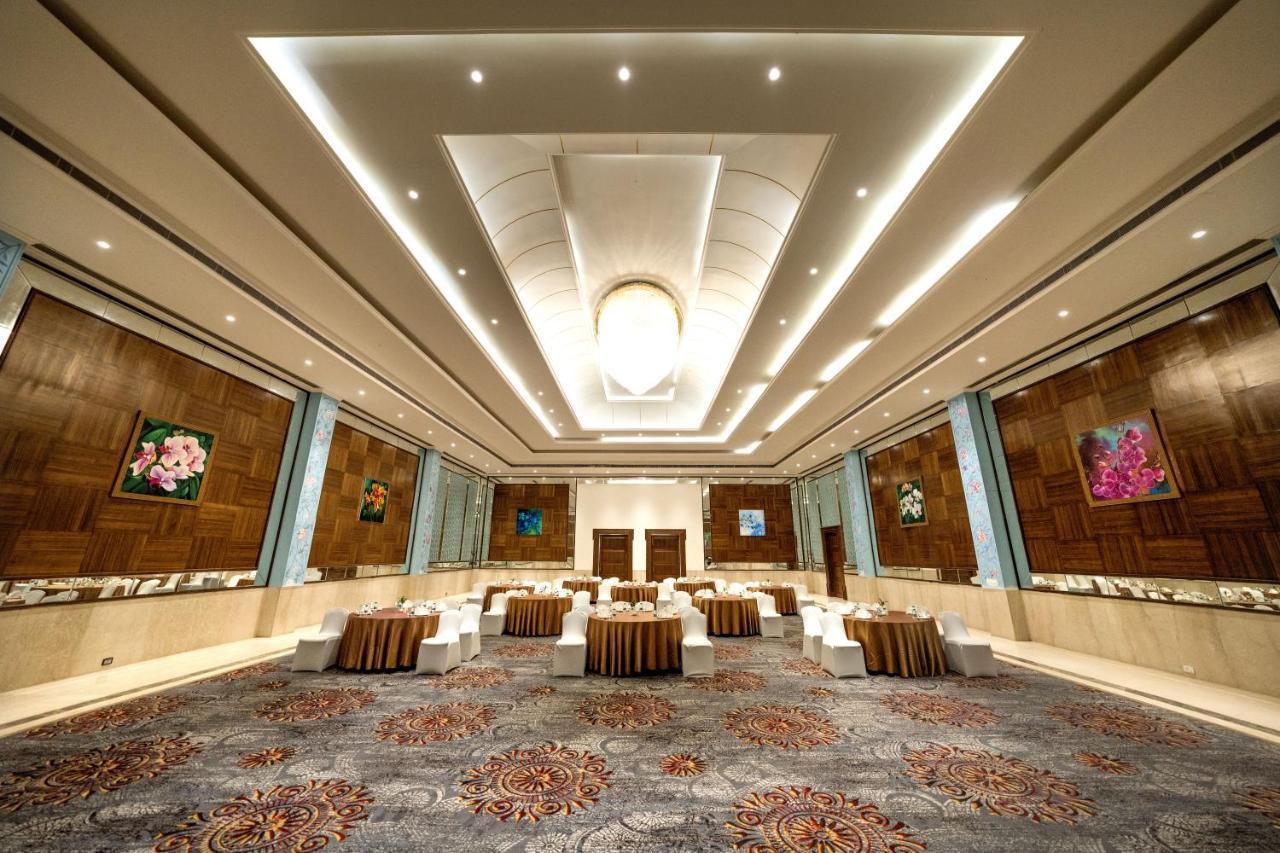 Fairway Golf & Lake Resort Naya Raipur Esterno foto