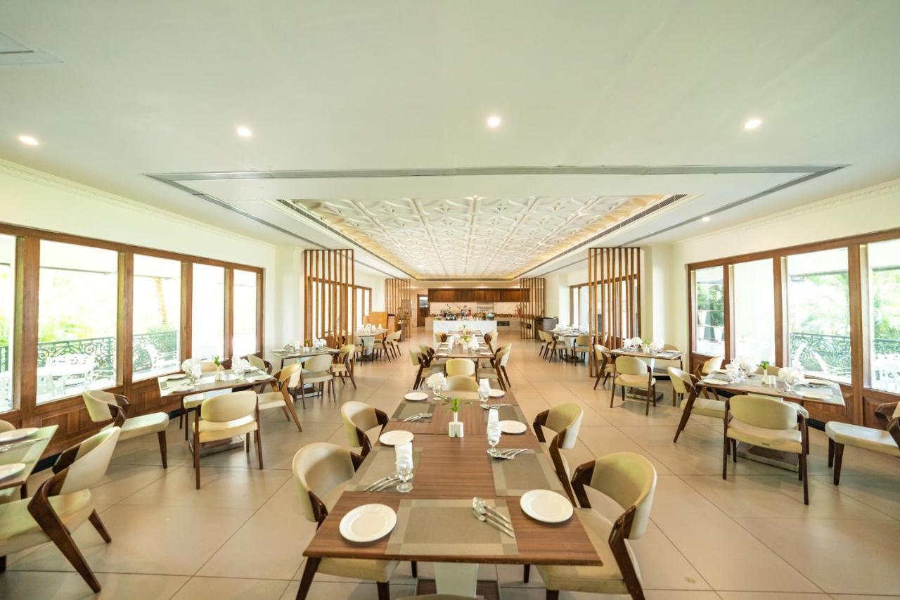 Fairway Golf & Lake Resort Naya Raipur Esterno foto